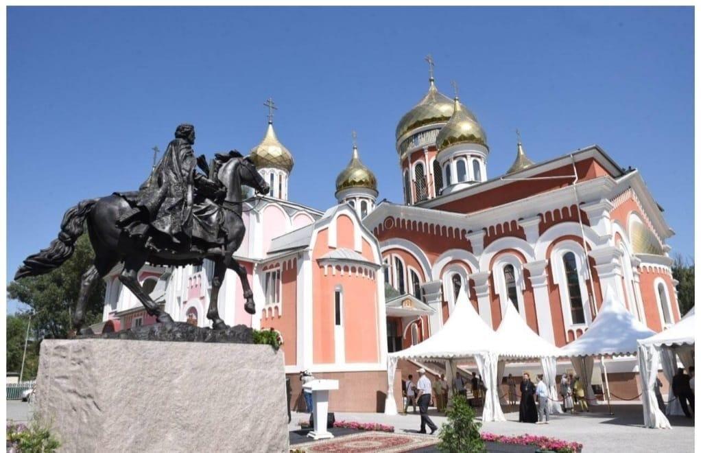 Казахстан многоконфессиональное государство, где православие занимает второе место по количеству верующих. По данным переписи 2021 года это порядком 17,04%. Согласно светскому принципу страны государство отделено от религии. Соответственно законодате