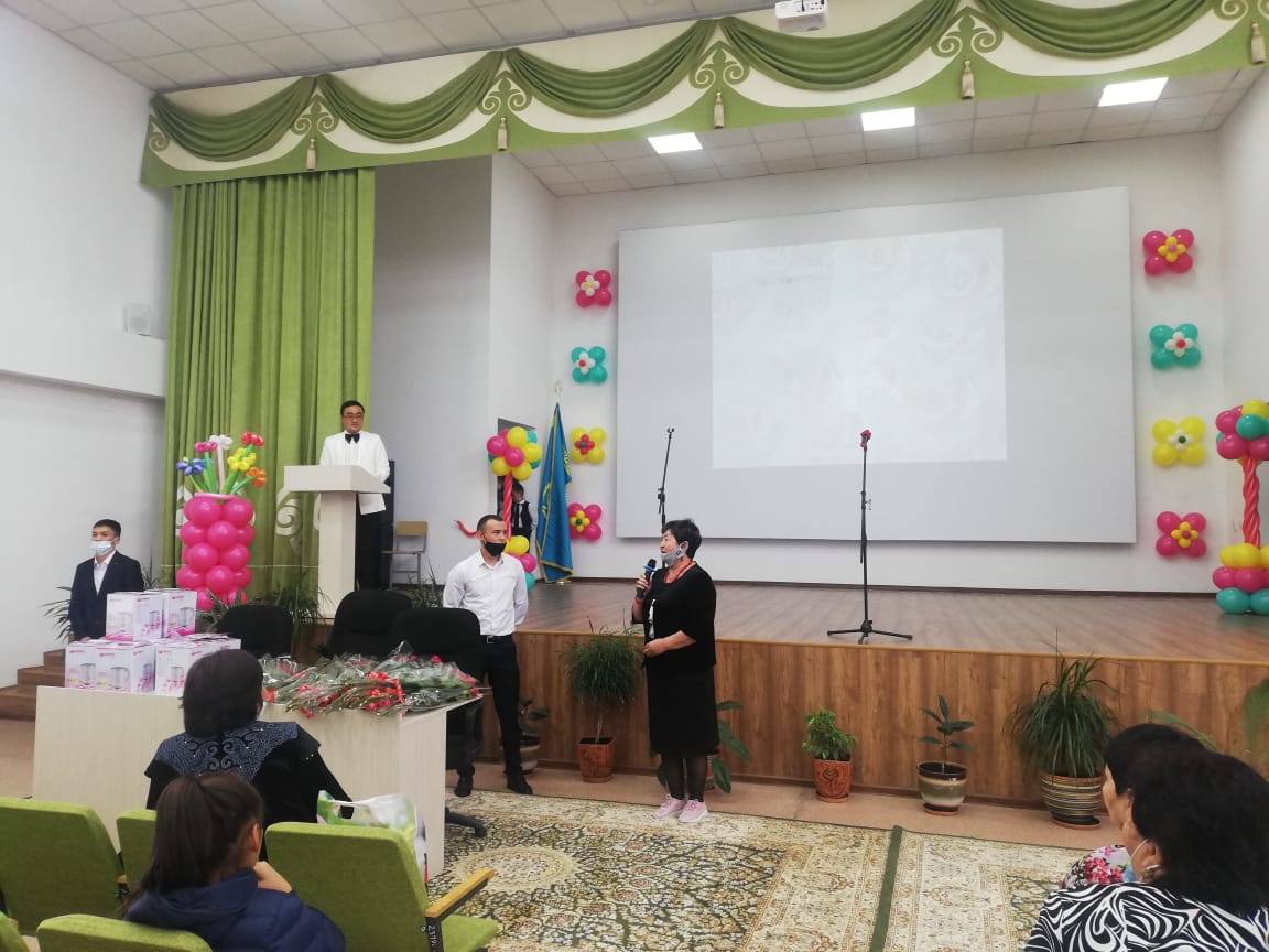 «Біздің ұлы ұстаз – ардагерлеріміз!» Ұстаз болу – жүректің батырлығы Ұстаз болу – сезімнің ақындығы, Ұстаз болу – мінездің күн шуағы, Азбайтұғын адамның алтындығы. Жалғанда ұстаз көрмеген, я мұғалімнің алдында оқушы болмаған тұлға кемде-кем шығар. Ал