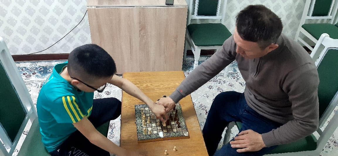 Бүгін мектебімізде  оқушыларға  , «Қазақстан балалары - көктем шақырады!» атты көктемгі каникул кезінде оқушылардың сапалы және қауіпсіз демалысын ұйымдастыруға бағытталған іс - шаралар жоспарына сәйкес , 30 ата аналармен бірге отбасылық қонақ бөлме