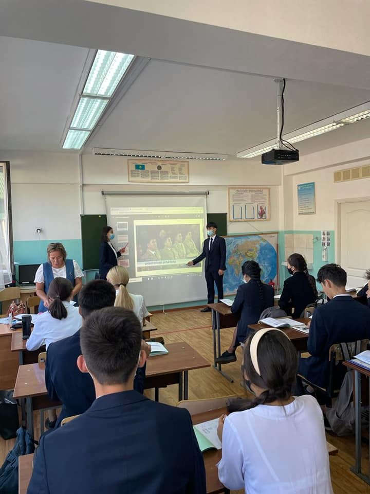 "Біздің заманның батырлары" атты ашық сабақ өтті.