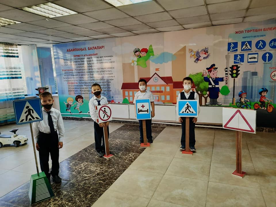 Тақырыбы:  Жол тәртібін білейік,  Аман-есен жүрейік. Мақсаты: Оқушылардың жолда жүру ережесі туралы білімдерін толықтыру,іс-жүзінде асыра білуге үйрету.Жол қауіпсіздігін сақтамаған жағдайда кездесетін жарақат немесе түрлі жағдайлар туралы әңгімелеу.Ж