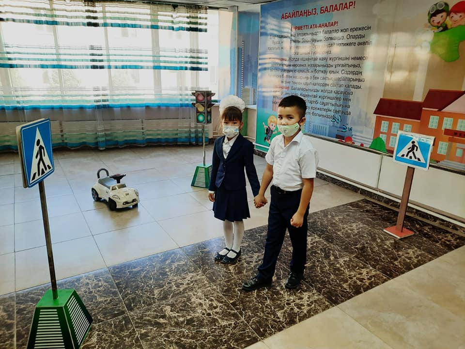 Алматы қаласы Алатау ауданы 156жалпы білім беретін мектепте бастауыш сынып оқушылары арасында “Абайла, балақай!” атты жолда жүру ережесі айлығы бойынша ашық сынып сағаттары өткізілді. Мектеп әкімшілігімен бірлесіп жол қауіпсіздік ережелері және жалпы