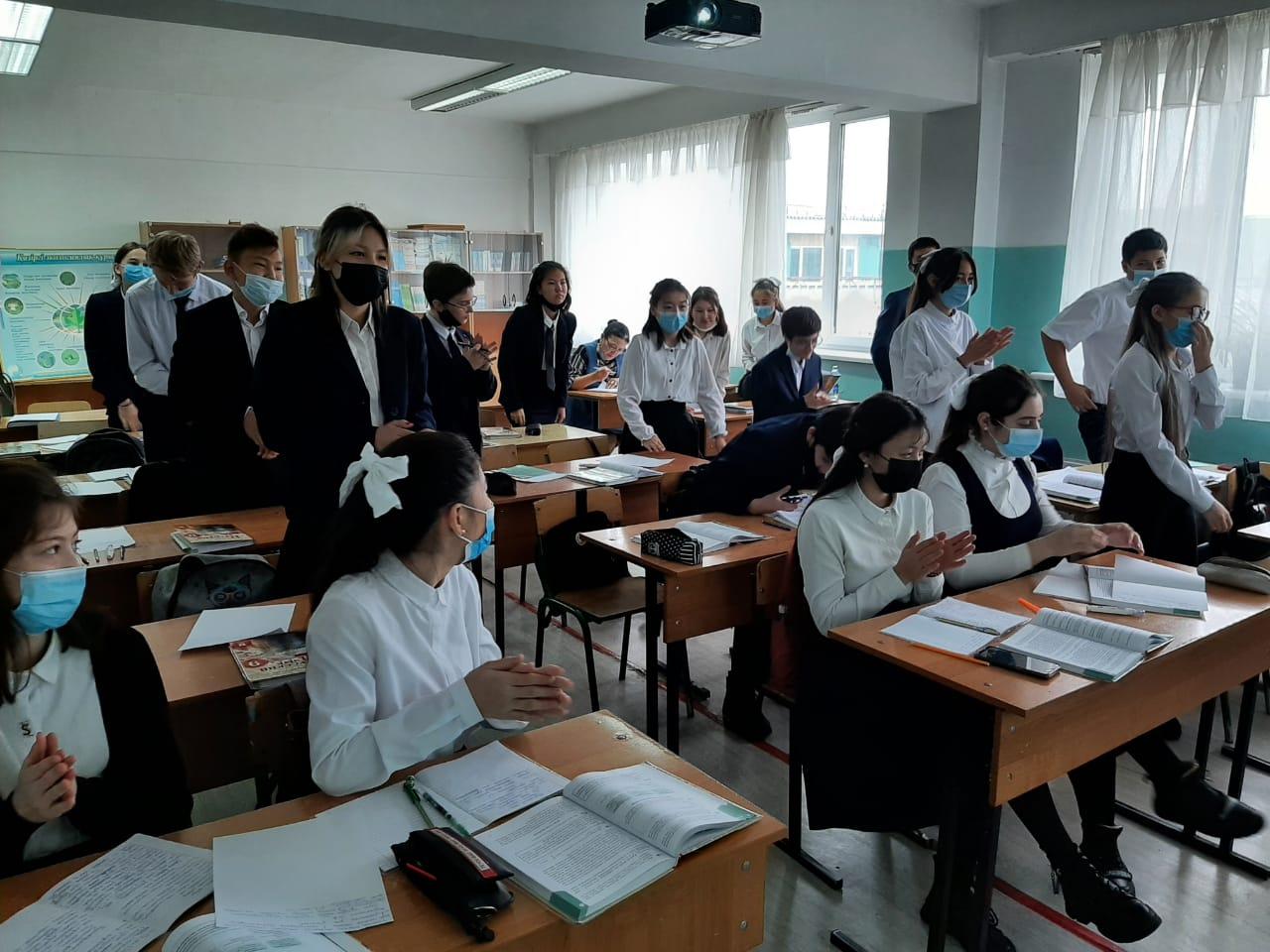 Также, в рамках плана декады был проведен открытый урок  по русскому языку в 9 «К» классе преподавателем Курбаниязова Р.Ю., на тему «Что такое традиции.