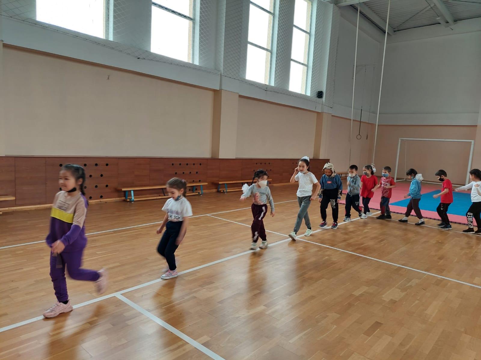 1 "Д" сынып  Сынып жетекшісі: Дошова Айгүл Қонысбайқызы  Дене шынықтыру сабағы  Тақырыбы: Түрлі жаттығулар арқылы денені басқару Мақсаты:  Бірқатар дене жаттығуларын орындау кезінде қиындықтар мен тәуекелдерді анықтау.