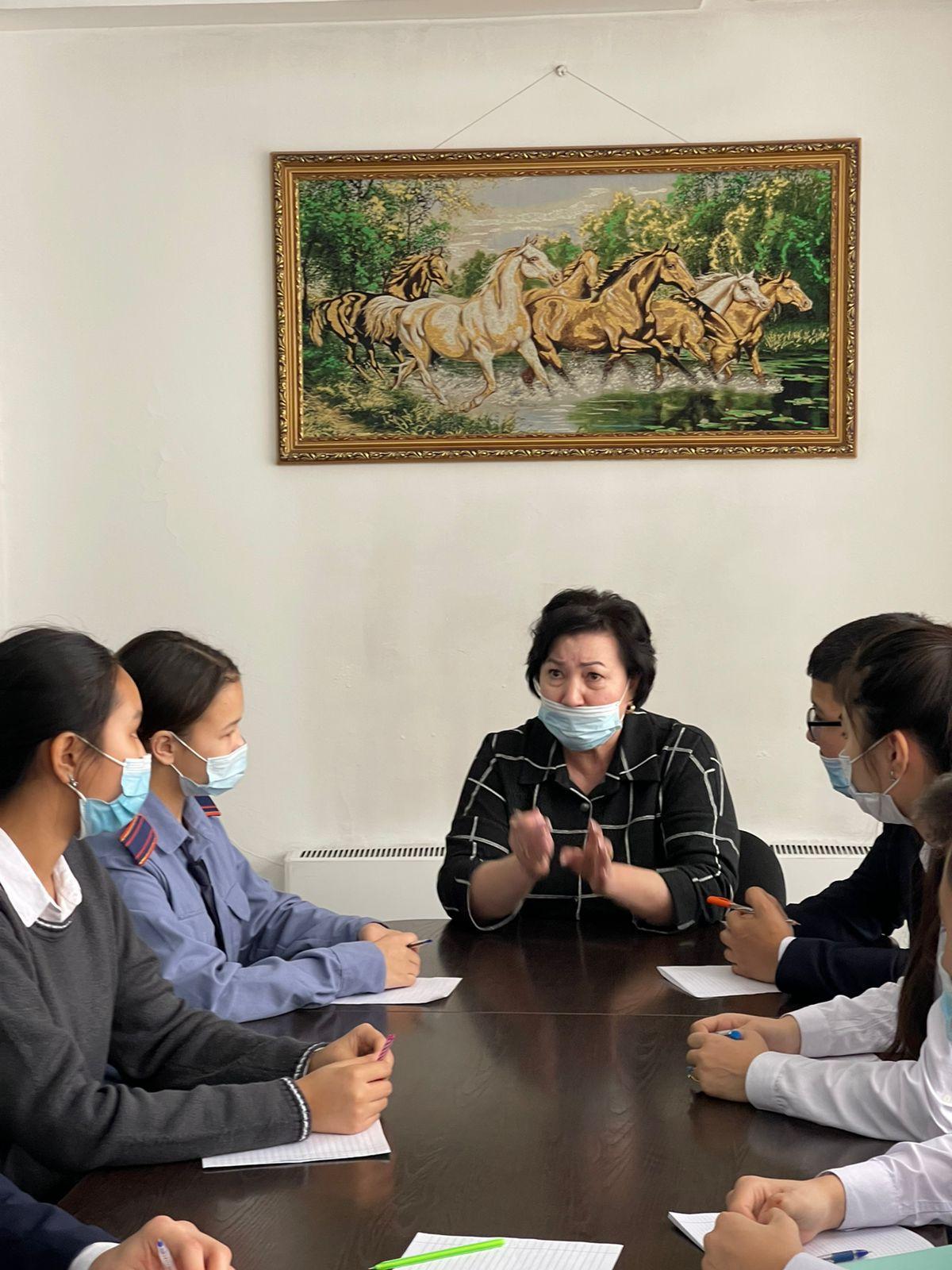 Алатау  ауданы, №156 ЖББ мектеп директоры Ахметова Г.М-ға мектеп президенті Амангелды Шерхан "Атамекен өзін-өзі басқару" ұйымының өткізілген іс-шараларына есеп беріп, алдағы жоспарларымен бөлісті.