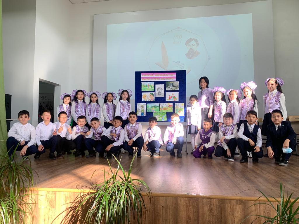 4"В" сынып  Сынып жетекшісі: Тугелбаева Айнур Омиржановна.  Ы.Алтынсариннің 180 жылдығына орай "Дала қоңырауы" атты сынып сағаты Сынып сағатының мақсаты: 1.Ы.Алтынсариннің өмірімен таныстыру.