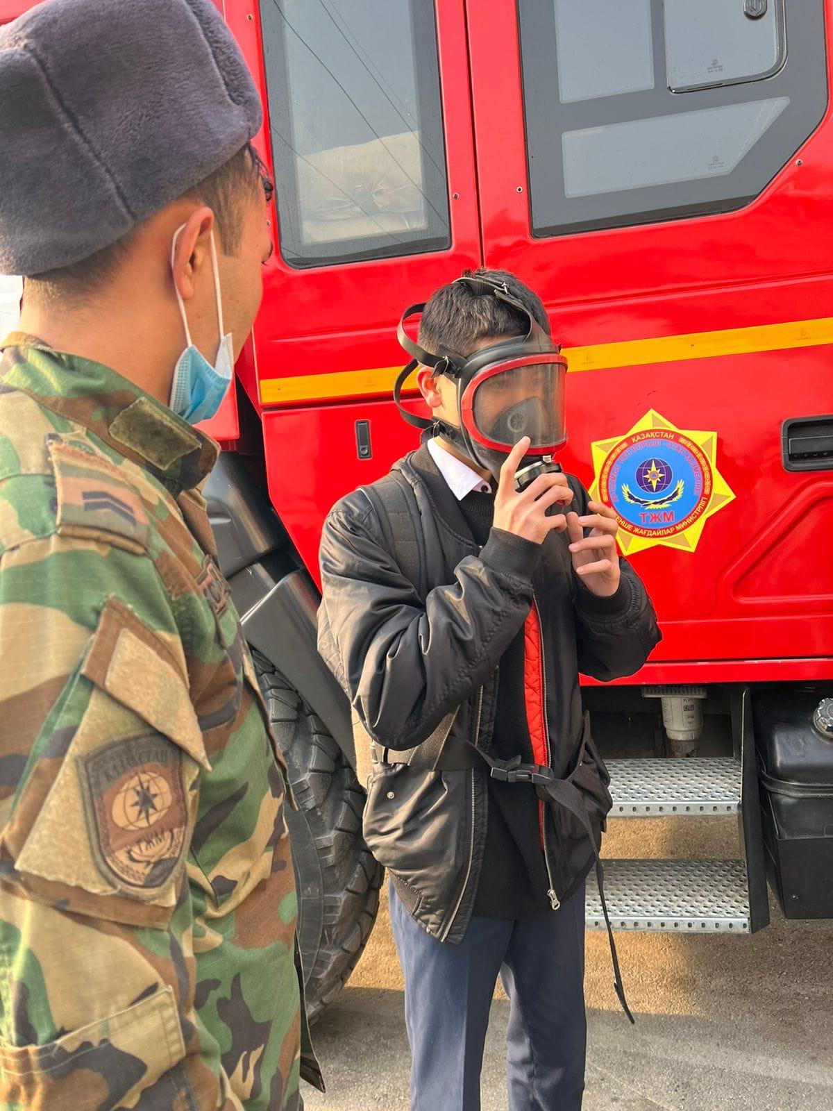 Дүниежүзілік Азаматтық қорғаныс Күнін мерекелеуге байланысты 2022 жылғы 01 наурызда «Ашық есік күнін» өткізу шеңберінде Алатау ауданы Төтенше жағдайлар басқармасының ауданның жалпы білім беретін мектептері оқушыларының өрт сөндіру бөлімшелеріне бару