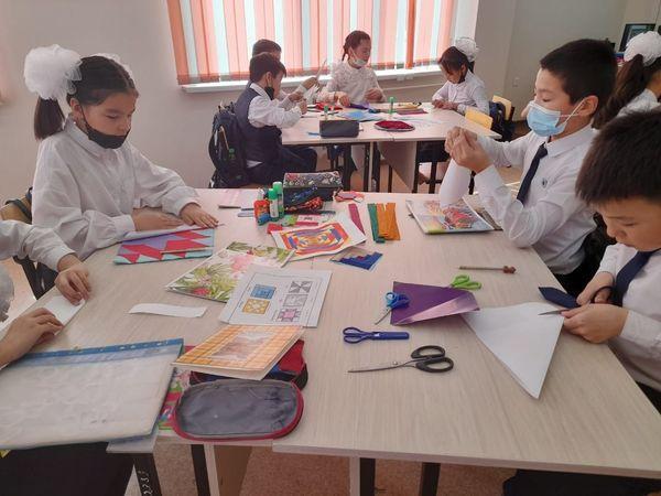 Сабақтың  тақырыбы:  Бұйым  дайындау.Бұйымды  безендіру Оқу  мақсаттары : Тоқыма бұйымдарын  пішу және сыру  тігісін  қолдану  арқылы  қол  еңбегі  құралдарымен , тігін  машинасында өңдеу  Түрлі  материалдармен ( тоқыма, табиғи және  жасанды) қарапай