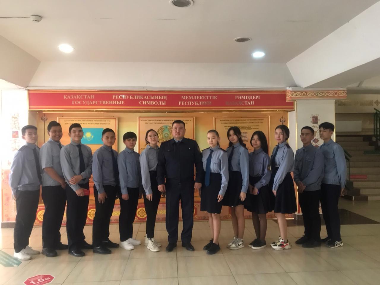 Мектебіміздің жас инспектордың көмекшілеріне  құқықтық тәрбиенің өмірілік қажеттілігін оқушыларға түсіндіру. Құқықтық тәрбиенің, жігердің қоғамда маңызы зор екендігі түсіндіріп құқықтық сауатқа тәрбиелеу, өз ойларын еркін айтуға үйрету мақсатында  ме