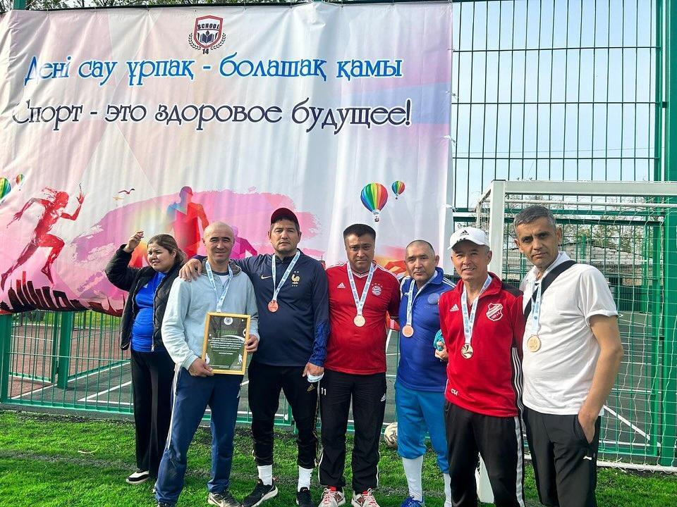 Nº14 жалпы білім беретін мектептің “Дені сау ұрпақ” - болашақ қамы тақырыбында ұйымдастырылған спорттық алаңның  салтанатты ашылуында, аудандық кіші футболдан мектебіміздің мұғалімдері жүлделі  3 орын иеленді. 🇰🇿ҚҰТТЫҚТАЙМЫЗ! 🇰🇿ӘРҚАШАН СӘТТІЛІК Т