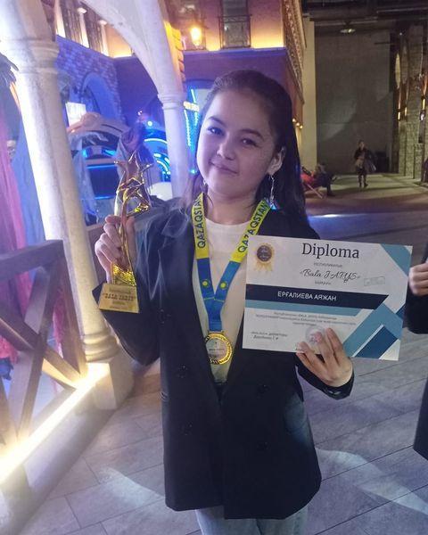 🇰🇿8 “ А” сынып оқушысы Ергалиева Аяжан 1. І Халықаралық шығармашылық өнер фестиваль- байқауы. Хореография номинациясы,ұлттық би - 2 орын.  2. ⁠Республика “ Bala jarys “ байқауында “ Хореография “ номинациясы бойынша үздік өнер көрсеткені үшін марап