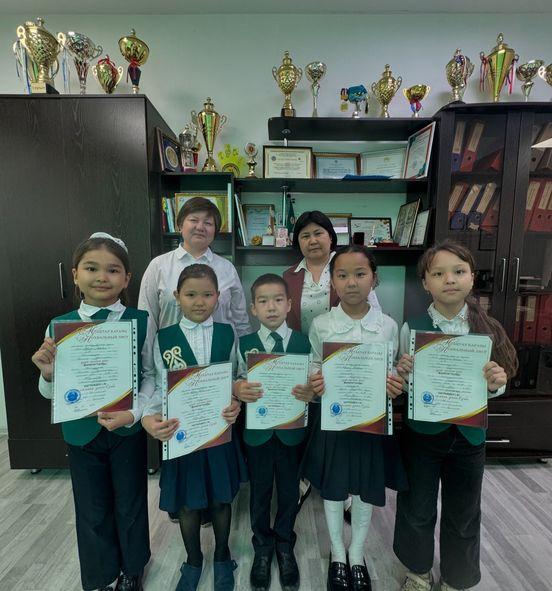 2 “В” сынып үздіктері 🇰🇿Бәзілжан Айзере Асхатқызы   🇰🇿Даутбай Рамазан Русланұлы  🇰🇿Мархабаева Айдана Канатбай кызы  🇰🇿Махаматдинова Зарина Саламаткызы  🇰🇿Тохтахунова Рамина Таймыровна 🩷2 “В” сынып жетекшісі:Дюсембаева Сания Мырзабековна